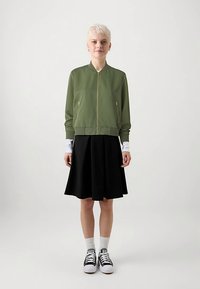 Vero Moda Petite VMSUMMER JACKET - Bomber bunda - four leaf clover