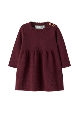 Bordeaux gebreide jurk met lange mouwen, gestructureerde onderpan, geribde manchetten en twee houten knopen op de schouder.