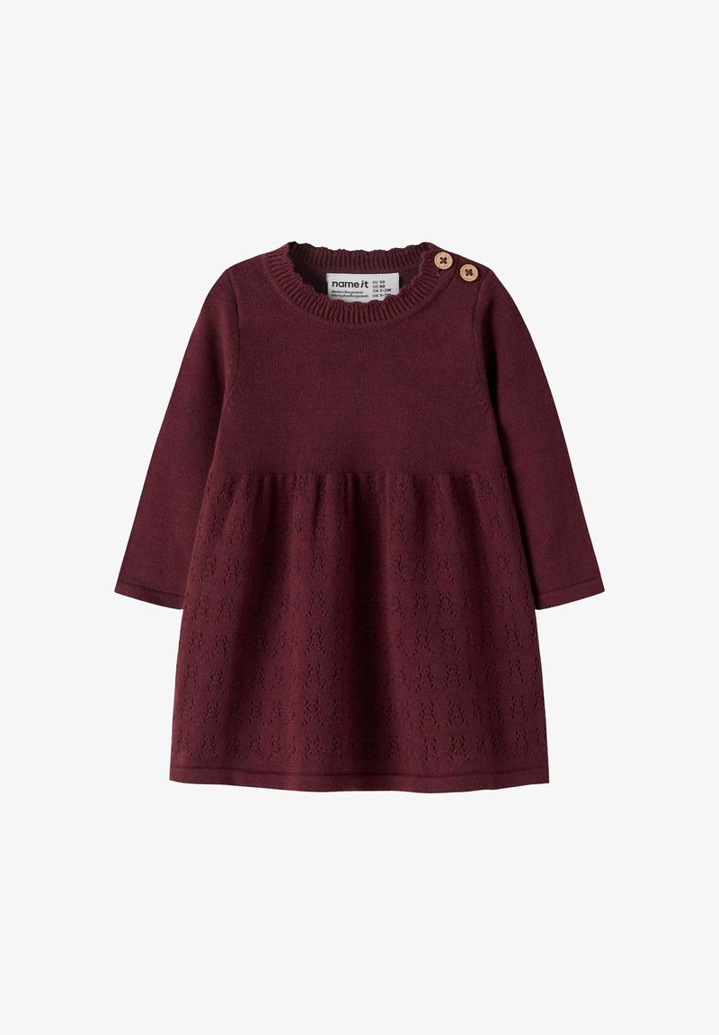 Robe tricotée bordeaux à manches longues, panneau inférieur texturé, poignets côtelés et deux boutons en bois sur l'épaule.