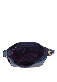 Marineblaues Lederhandtasche mit glatter Außenseite, goldenen Beschlägen und einem gemusterten lila Innenraum. Verfügt über Fächer zur Organisation und einen Reißverschluss.