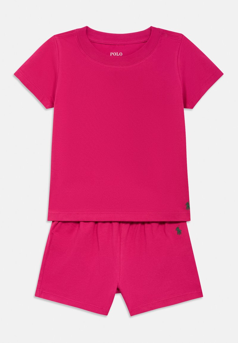 Set di T-shirt e pantaloni corti in cotone rosa a maniche corte, con colletto a girocollo e cintura elastica. Piccole accentuazioni di logo verde su entrambi i capi.