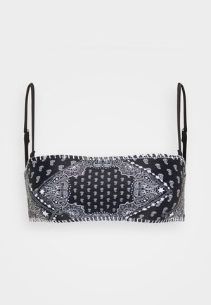 Črno-bela bandeau kopalna majica s paisley vzorcem, nastavljive črne naramnice in kontrastnim obrobo vzdolž robov.