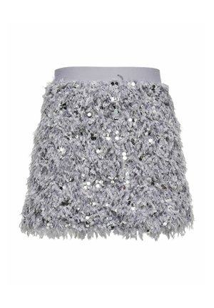 Mini-jupe grise texturée en fil pelucheux, ornée de paillettes éparses ; ceinture lisse.