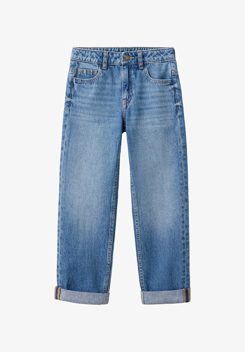 Jean en denim bleu avec jambes droites, ourlets retroussés, cinq poches, fermeture par bouton et passants de ceinture.