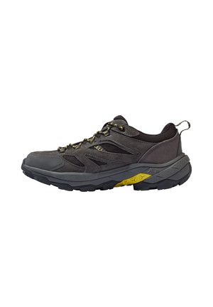 Scarpa da trekking grigia con tomaia in rete testurizzata e accenti sintetici. Presenta una suola in gomma spessa e resistente con un dettaglio giallo e lacci riflettenti.