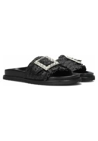 Zwarte slide-sandalen met geweven textuur, voorzien van twee grote strass-accenten op de banden en een platte, gladde zool.