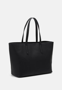 Zwarte totebag van glad leer, met twee lange handvatten, een rechthoekige vorm en een minimalistisch ontwerp zonder externe versieringen.