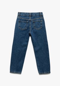 Jeans de mezclilla azul oscuro con corte recto, que cuentan con dos bolsillos traseros y pasadores para cinturón. La textura es suave con un acabado clásico de vaquero.