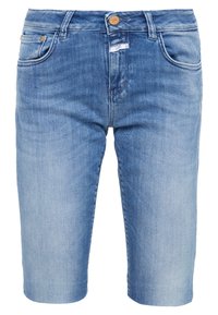 Pantalones cortos de mezclilla en un lavado azul claro, con corte recto, cinco bolsillos y cierre de botón metálico en la cintura. Textura suave, hasta la rodilla.