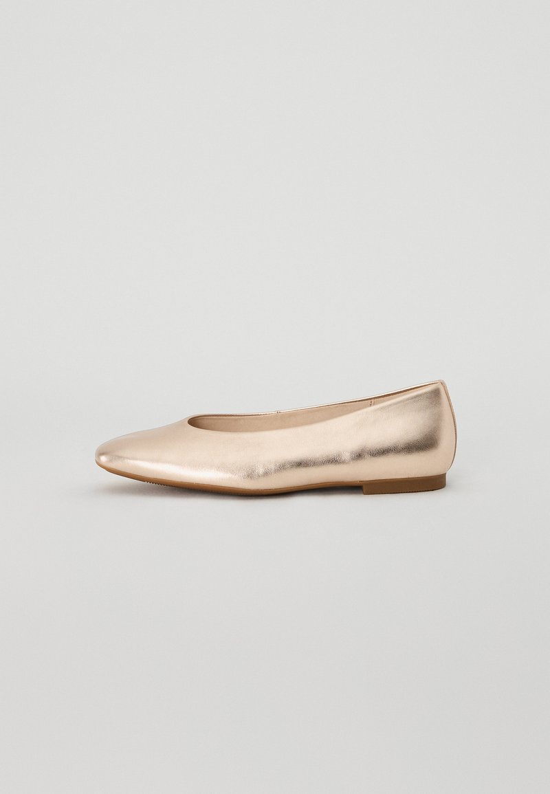 Ballerina piatta in metallo dorato con punta affilata e tacco basso, caratterizzata da una texture liscia e un design minimalista senza decorazioni.