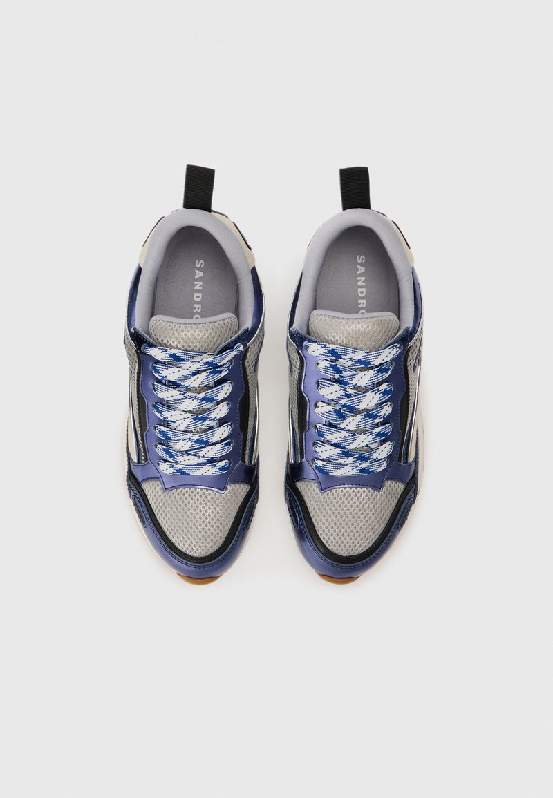 Blaue und graue Sportschuhe mit Netz-Obermaterial, strukturierten Akzenten und gemusterten Schnürsenkeln. Sie verfügen über einen schwarzen Streifen und eine Schlaufe an der Ferse.