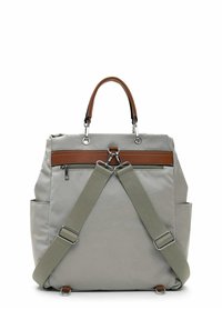 Grauer Nylon-Rucksack mit braunen Lederakzenten, doppelten oberen Griffen, verstellbaren grünen Trägern und einer vorderen Reißverschlusstasche. Minimalistisches Design.