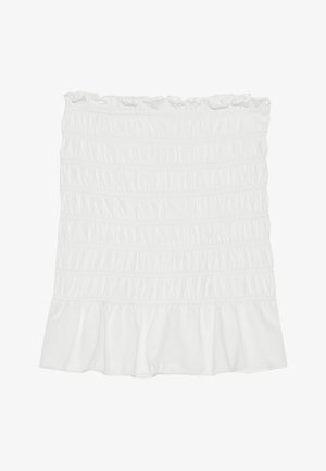 Biely sukňový kúsok zo smockovanej látky s volánovým lemom a elastickým pásom, ktorý má textúrovaný povrch a splývavý dizajn.