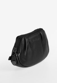 Borsa di pelle nera con superficie testurizzata, forma arrotondata e chiusura con cerniera superiore. Presenta dettagli plissettati e un logo sul lato.