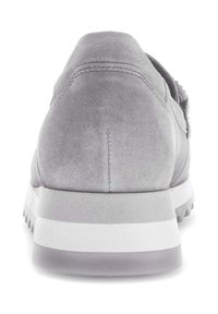 Grijze suède sneaker met een gestructureerde afwerking, gelaagde zool met witte en grijze accenten, en een versterkte hak voor extra ondersteuning.