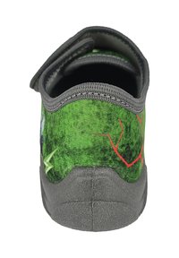 Grüne Kinderschuhe aus Stoff mit grauer Sohle und Besatz, ausgestattet mit rot-weißen gestickten Designs, von hinten betrachtet.