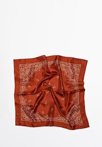 Bandana en soie de couleur rouille avec des motifs paisley blancs et des bordures décoratives, présentant une texture lisse et un design symétrique.