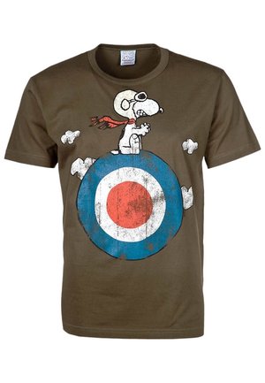 Snoopy porte des lunettes d’aviateur et une écharpe rouge, assis sur une cible bleue, blanche et rouge avec de petits nuages autour, sur un t-shirt marron.