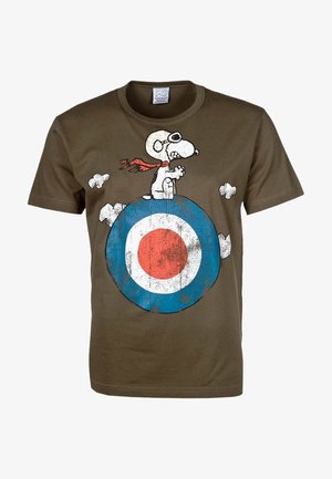 Snoopy trägt Fliegerbrille und einen roten Schal, sitzt auf einer blau-weiß-roten Zielscheibe mit kleinen Wolken drumherum auf einem braunen T-Shirt.