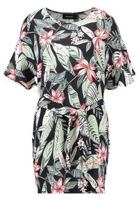 Robe fleurie avec manches courtes, fond noir, feuilles vertes et fleurs roses. Comprend un détail à nouer à la taille pour un ajustement réglable.