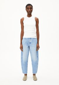 ARMEDANGELS BAARLY BARREL - Relaxed fit jeans - panarea
