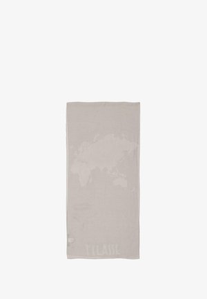 Asciugamano rettangolare beige chiaro con un design sottile della mappa del mondo e il testo "1 CLASSE" vicino al bordo inferiore.