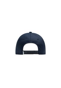 Mørkeblå baseballcap med rund krone, flad skygge og justerbar plaststrop bagpå. Fremstillet af stof med en glat tekstur.