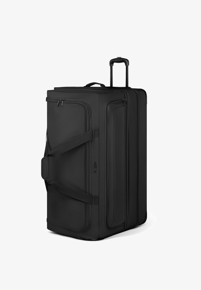 Sac de voyage noir à roulettes de forme rectangulaire, en tissu durable, doté de doubles zips et de poignées latérales pour un transport facile. Présente un design minimaliste.