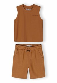 Brązowy bezrękawnik typu crop top z napisem "POMYŚL O TYM!"; pasujące brązowe szorty z elastyczną talią i przednimi kieszeniami. Materiał bawełniany.