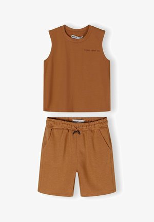 Haut court sans manches marron avec le texte "PENSE À ÇA !" ; shorts marron assortis avec une taille élastique et des poches avant. Matériau en coton.