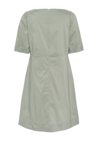 Ljusgrön klänning med korta ärmar, fyrkantig halsringning, dragkedja i ryggen och samlat tyg på ärmarna. A-linjeformad silhuett, knälång.