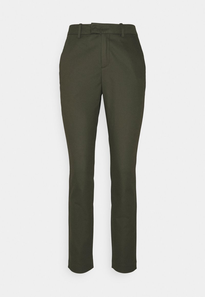 Pantalon slim vert foncé avec passants de ceinture, fermeture devant par bouton et zip, présenté sur un fond clair uni.