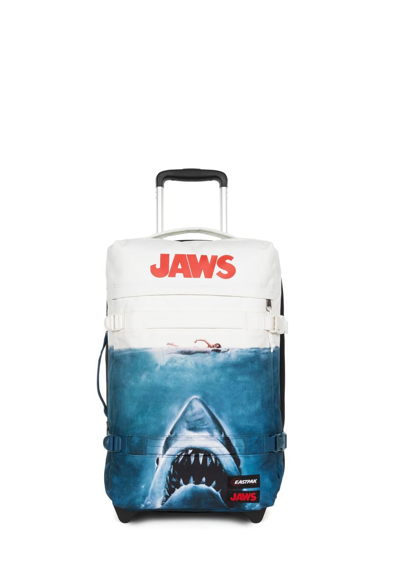 Kolečkový batoh s bílou horní částí, na které je nápis "JAWS" v červené barvě, dolní část zdobí modrý žraločí motiv, odolná rukojeť a černé strany.