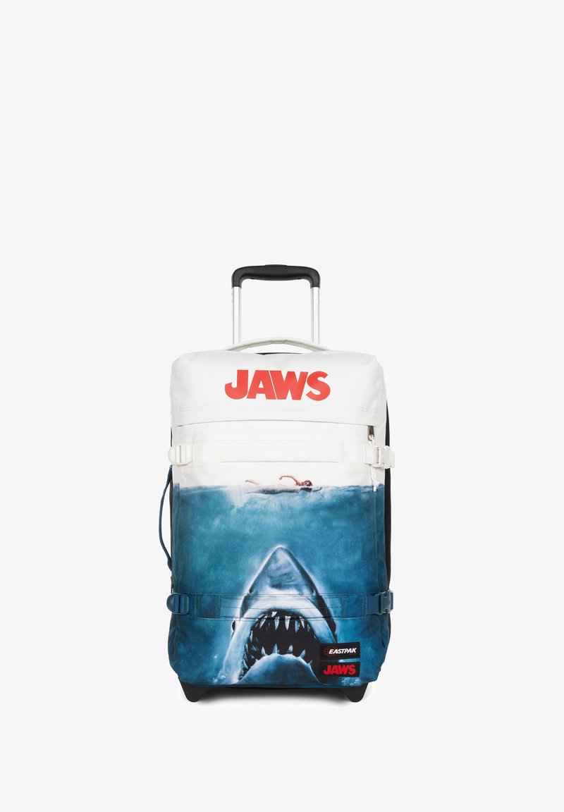 Roller-Rucksack mit weißem oberen Teil, darauf "JAWS" in Rot, blauer Haifischgrafik im unteren Bereich, stabiler Griff und schwarzen Seiten.