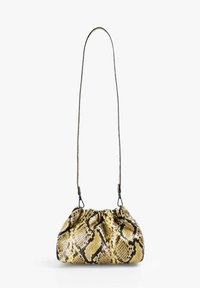 Bolso de mano con estampado de serpiente en amarillo y marrón, que presenta un diseño fruncido con una correa delgada y ajustable y acentos de hardware con cierre.