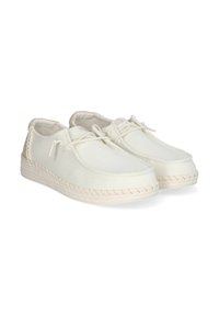 Baskets en toile blanches avec une finition texturée, bout arrondi et semelle tressée de couleur claire. Présente des lacets noués et un design minimaliste.
