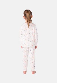 Set di pigiama bianco composto da top a maniche lunghe e pantaloni, decorato con fantasie di cuori colorati. Tessuto morbido e leggero per il comfort.