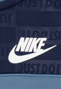 Nike Sportswear TEXTURED CLUB TRICOT SET - Spodnji deli trenirk - midnight navy