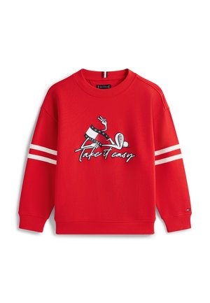 Piros pulóver fehér dupla csíkokkal az ujjain, elöl egy fekvő alak grafikája "Tommy Hilfiger" felirattal és "Take it easy" szöveggel.