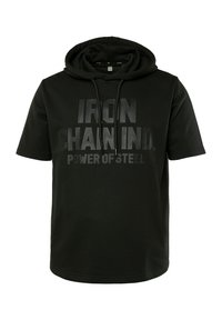 Černá krátkosrstá mikina s hladkým materiálem, má stahovací kapuci a tučný nápis: "IRON CHAIN IND. POWER OF STEEL" ve lesklém provedení.