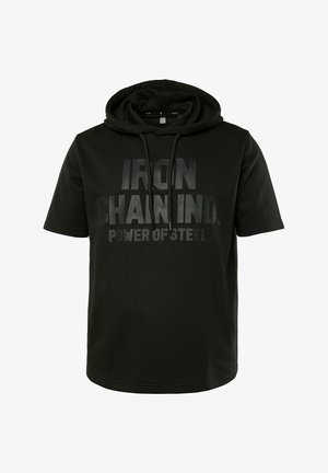 Zwarte t-shirt hoodie met korte mouwen in een gladde stof, voorzien van een capuchon met trekkoord en gedurfde tekst: "IRON CHAIN IND. POWER OF STEEL" in een glanzende afwerking.