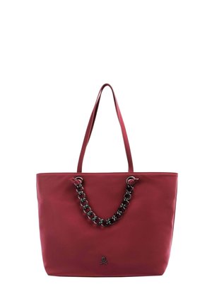 Bolso tote rojo con una textura suave, que cuenta con un asa de cadena negra, costuras superiores y un logo de calavera en el centro inferior.