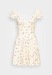 Květinové šaty z jemně žluté látky s krátkými nadýchanými rukávy, výstřihem do V a nařasením v pase. Mají malé růžové a zelené květy.