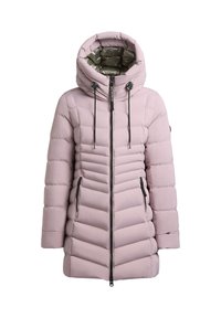 Chaqueta acolchada, de longitud hasta la rodilla, en suave color rosa, con cierre de cremallera frontal, capucha ajustable y bolsillos con cremallera negra, que presenta un diseño acolchado.