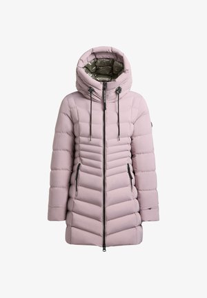 Chaqueta acolchada, de longitud hasta la rodilla, en suave color rosa, con cierre de cremallera frontal, capucha ajustable y bolsillos con cremallera negra, que presenta un diseño acolchado.