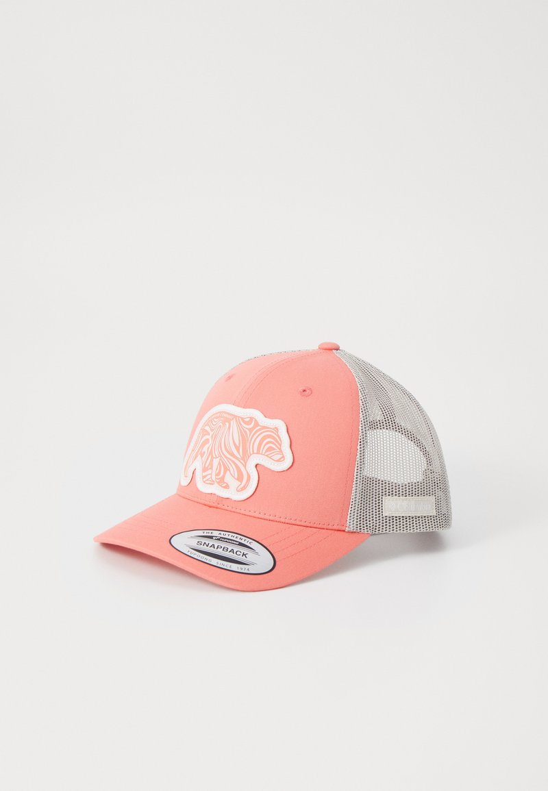 Rozā snapback cepure ar teksturētu lāča logotipu priekšā, pelēka acs aizmugure un izliekts maliņš. Pielāgojams siksna ērtai uzlikšanai.