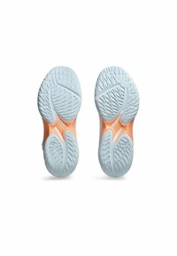 Semelles de chaussures en caoutchouc bleu clair avec des motifs texturés pour une meilleure adhérence, mettant en valeur des accents orange et un design unique pour la traction et le soutien.