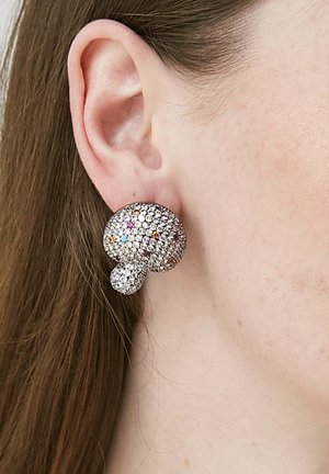 Swarovski-belagte svampeformede øreringe i sølv med en rund top og en lille stilk for ekstra detalje og tekstur.