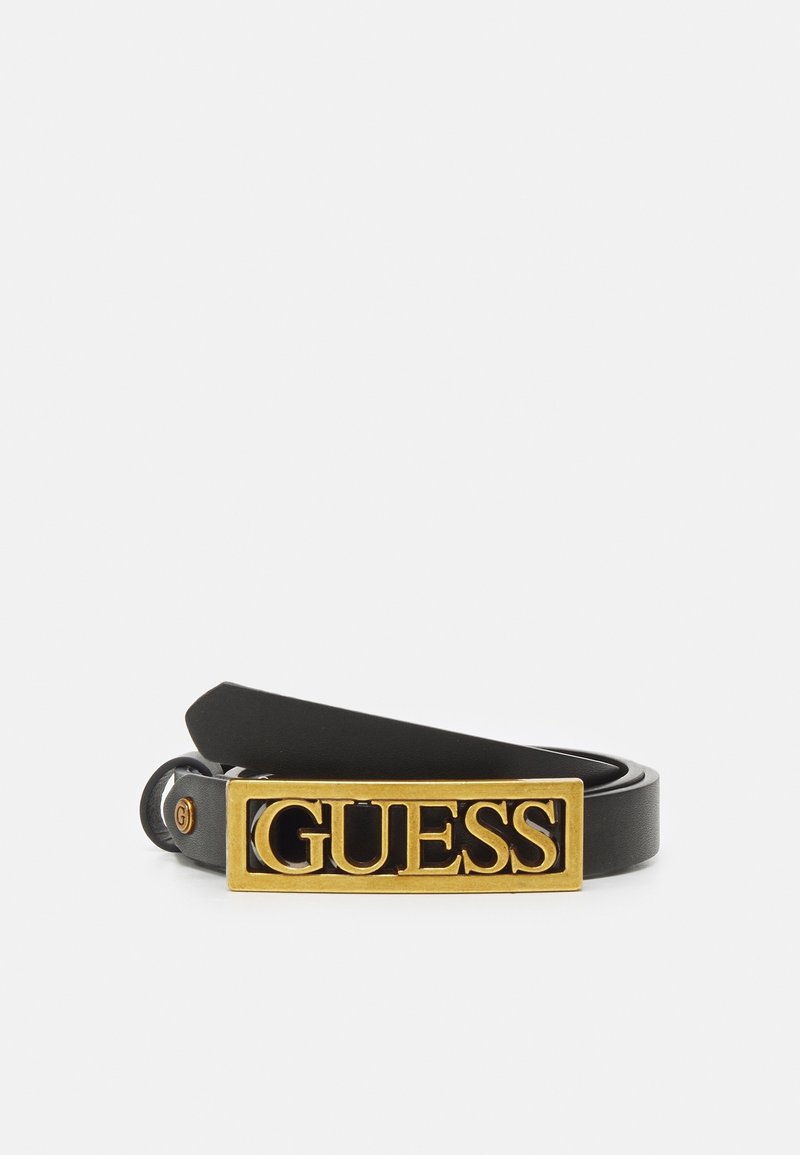 Ceinture en cuir noir avec une boucle rectangulaire dorée affichant le mot "GUESS" en lettres grasses.