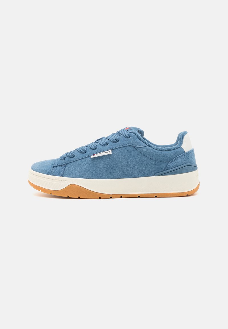Sneakers azuis de camurça com colarinho acolchoado, accents brancos e sola de borracha de goma. Apresenta um design de atacadores e detalhe do logotipo na lateral.